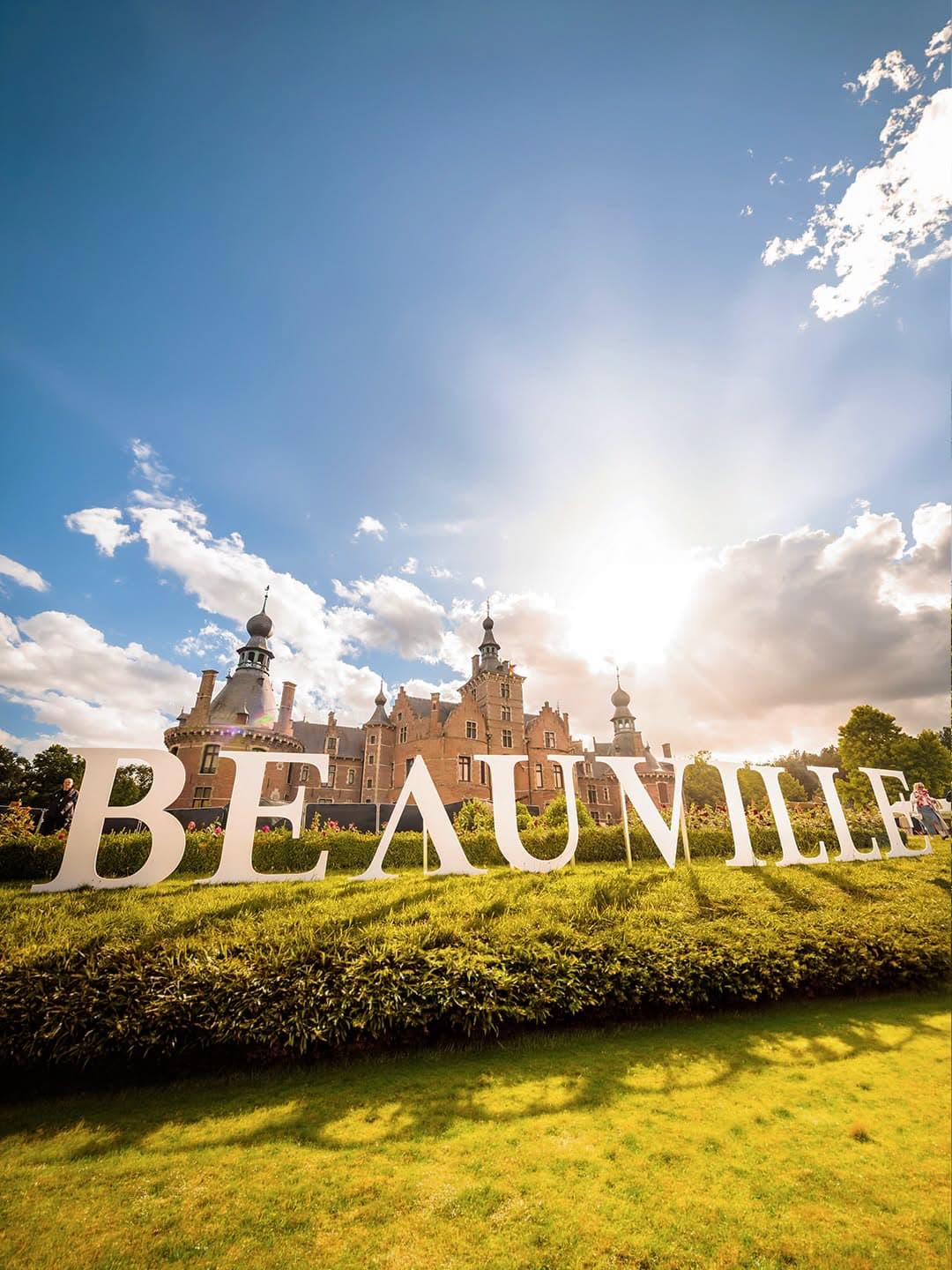 Kasteel van Beauville Festival met een kabelhaspel van EventWiFi op het gazon ervoor