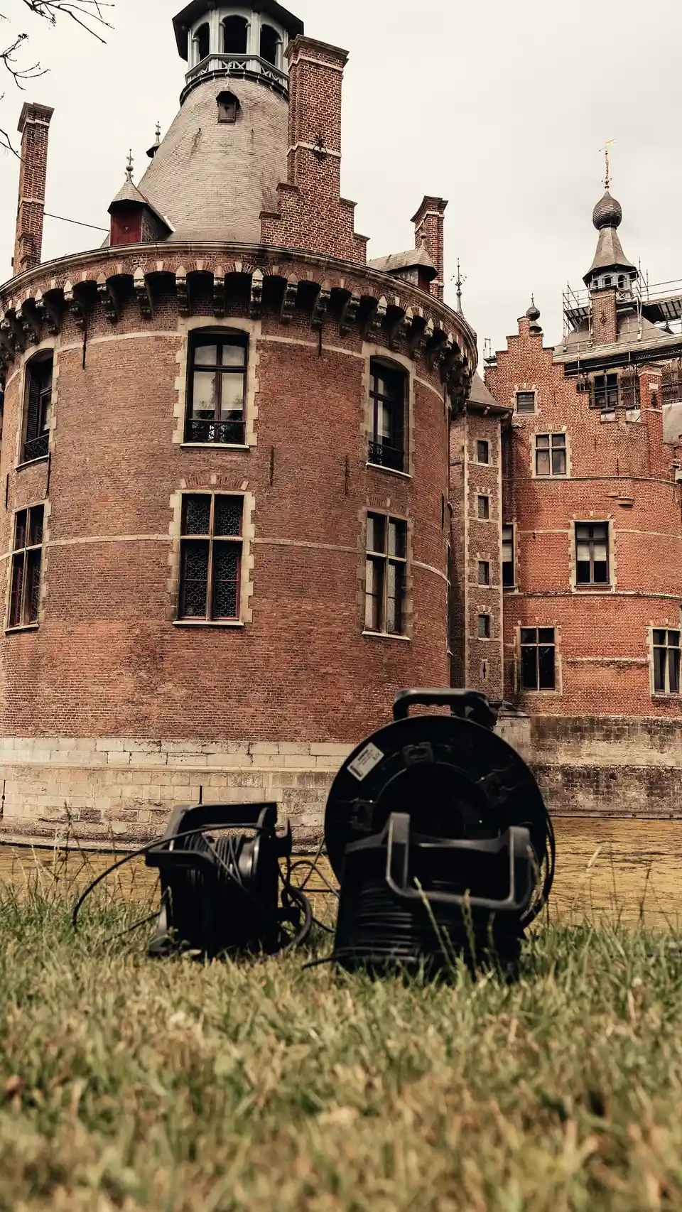 Beauville Festival op het kasteeldomein Kasteel van Beauville Festival met een kabelhaspel van EventWiFi op het gazon ervoor