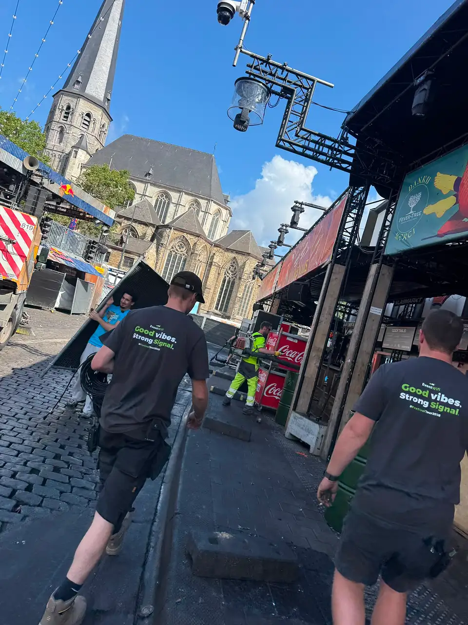Bekabeling over het plein Technicus van EventWiFi legt bekabeling over een plein tijdens de opbouw van de Gentse Feesten