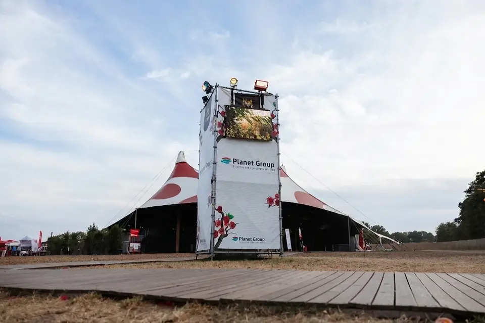 De toren voor de opening Stellingtoren met LED scherm bij de festivaltent van Rijvers Festival, op het lege terrein voor de deuren opengaan